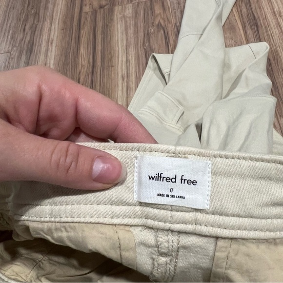 Aritzia Wilfred Maeve Cargo Pant Mid-rise twill cargo pants - Picture 11 of 13